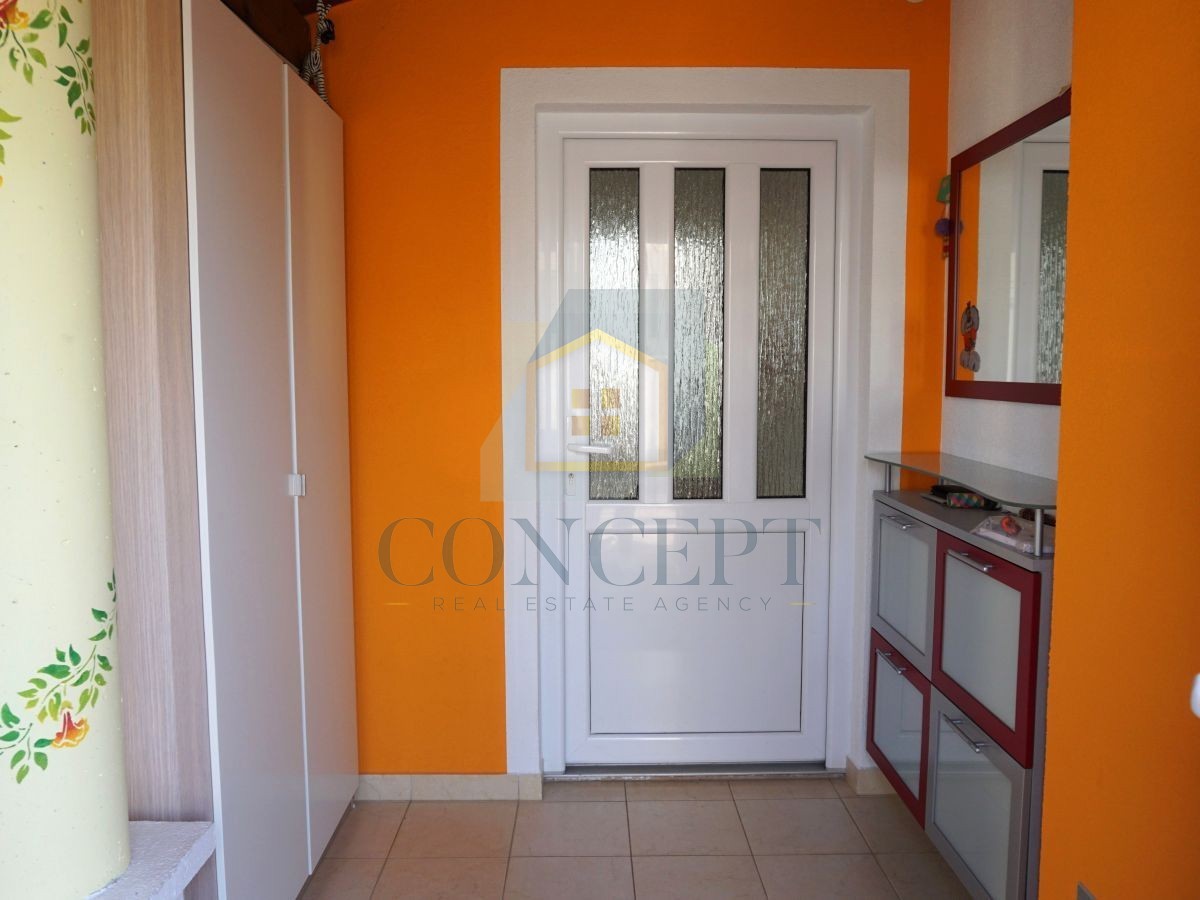 Poreč, okolica, družinska hiša s bazenom in pogledom na morje, 12 km od morja