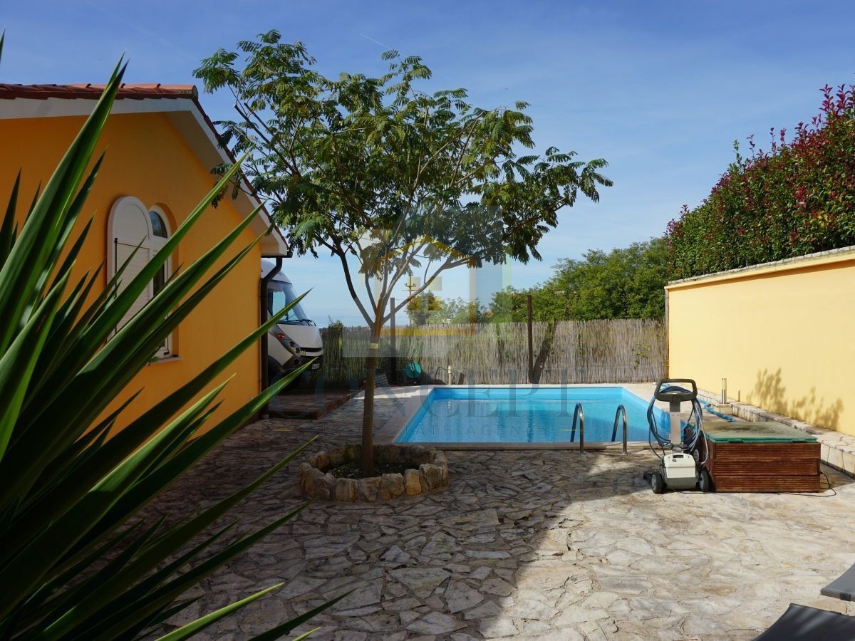 Poreč, okolica, družinska hiša s bazenom in pogledom na morje, 12 km od morja