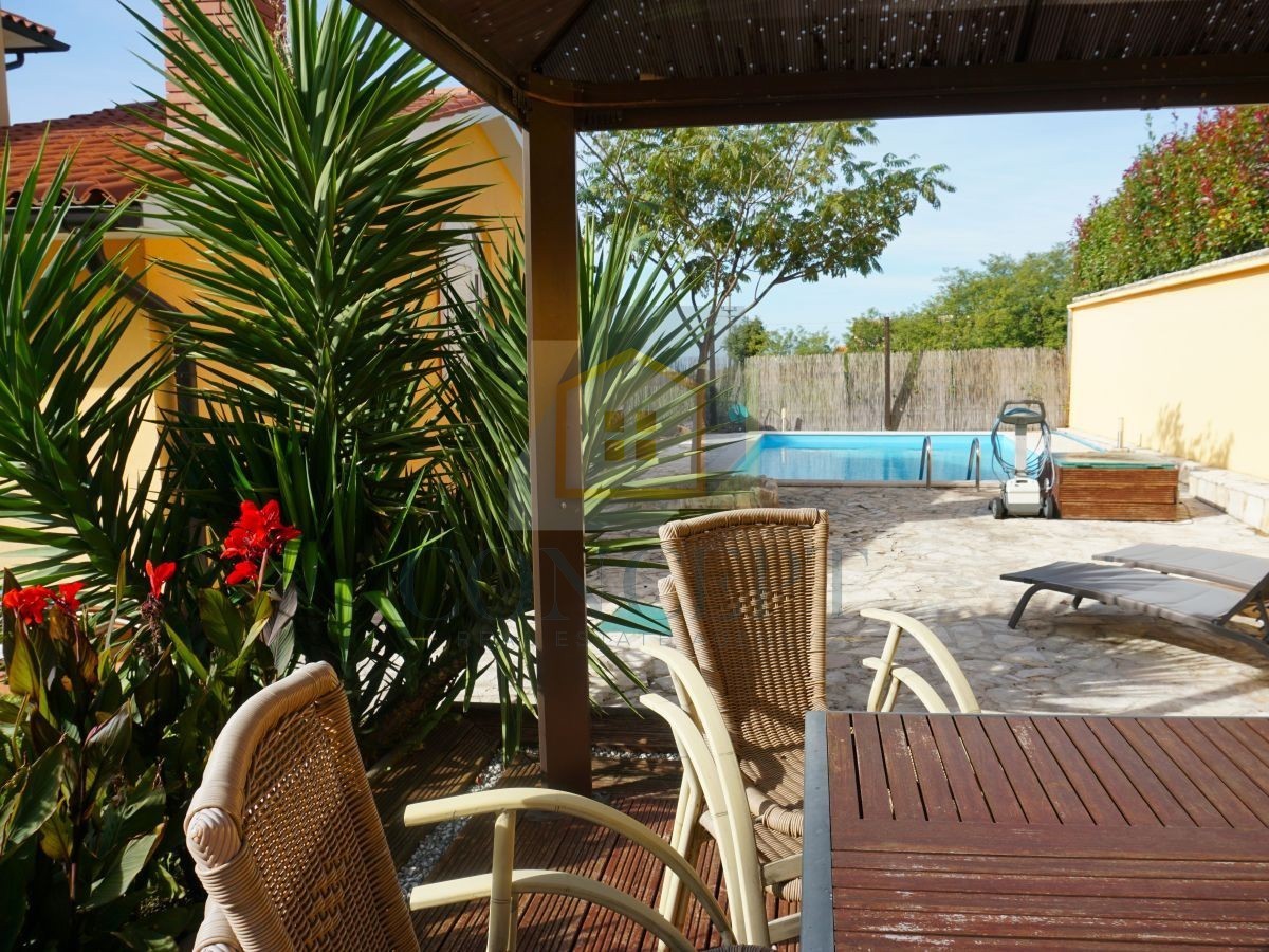 Poreč, okolica, družinska hiša s bazenom in pogledom na morje, 12 km od morja