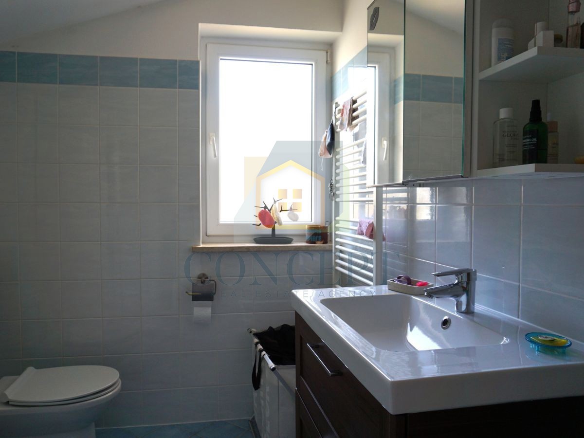 Poreč, okolica, družinska hiša s bazenom in pogledom na morje, 12 km od morja