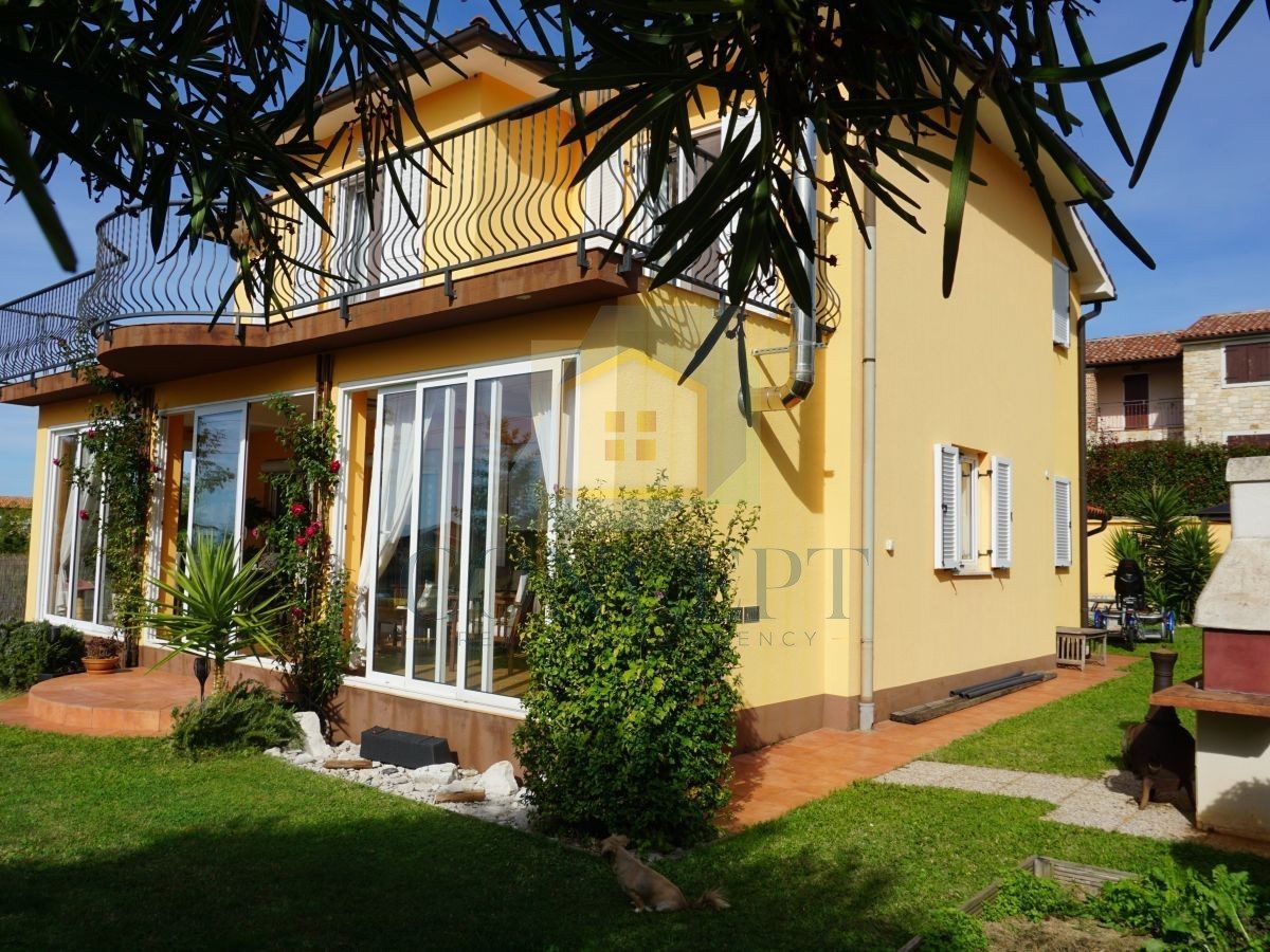 Poreč, okolica, družinska hiša s bazenom in pogledom na morje, 12 km od morja