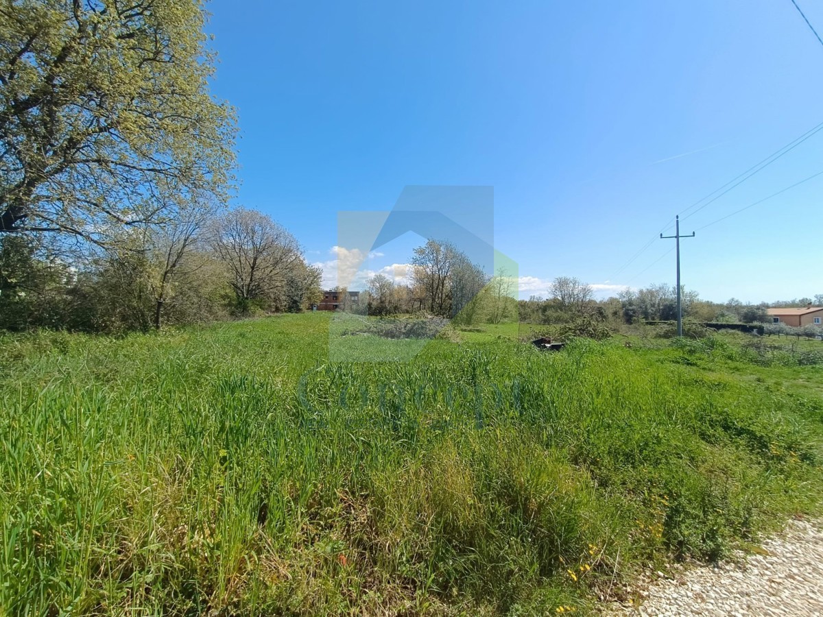 Poreč, okolica, Građevinsko zemljište s građevinsko dovoljenjem 4 km od morja