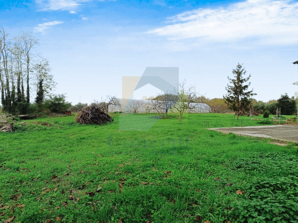 Poreč, okolica Građevinsko zemljišče na robu gradbene cone s pogledom na morje