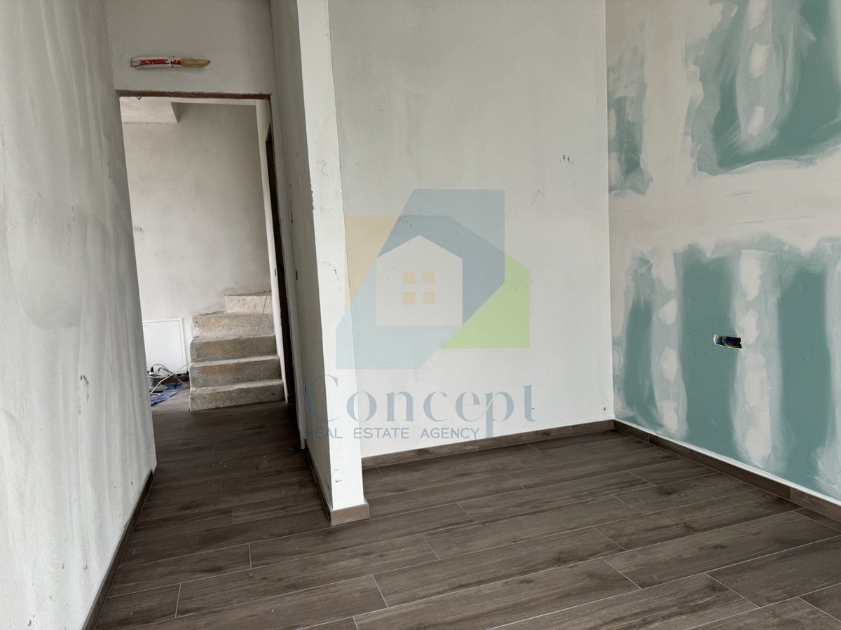 Umag, okolica, Luksuzni dvoetažni stan s krovno teraso, 300 m od morja