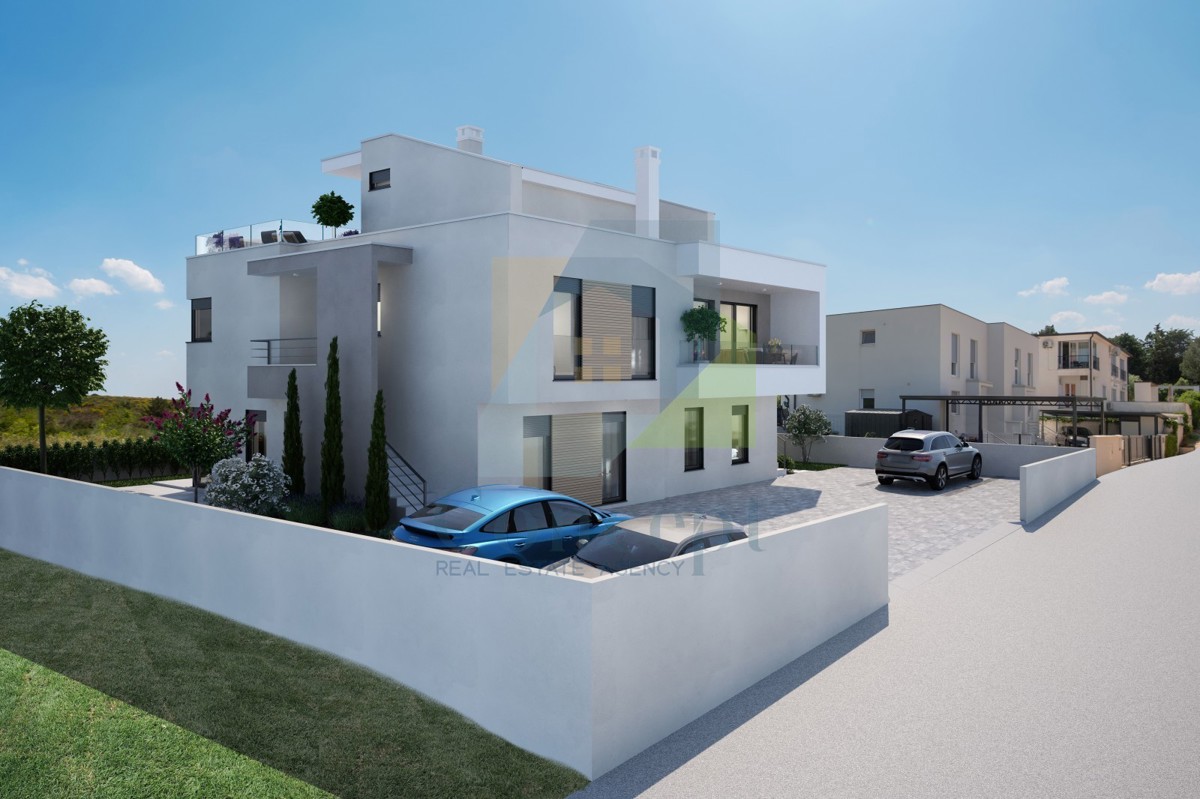 Umag, okolica, Luksuzni dvoetažni stan s krovno teraso, 300 m od morja