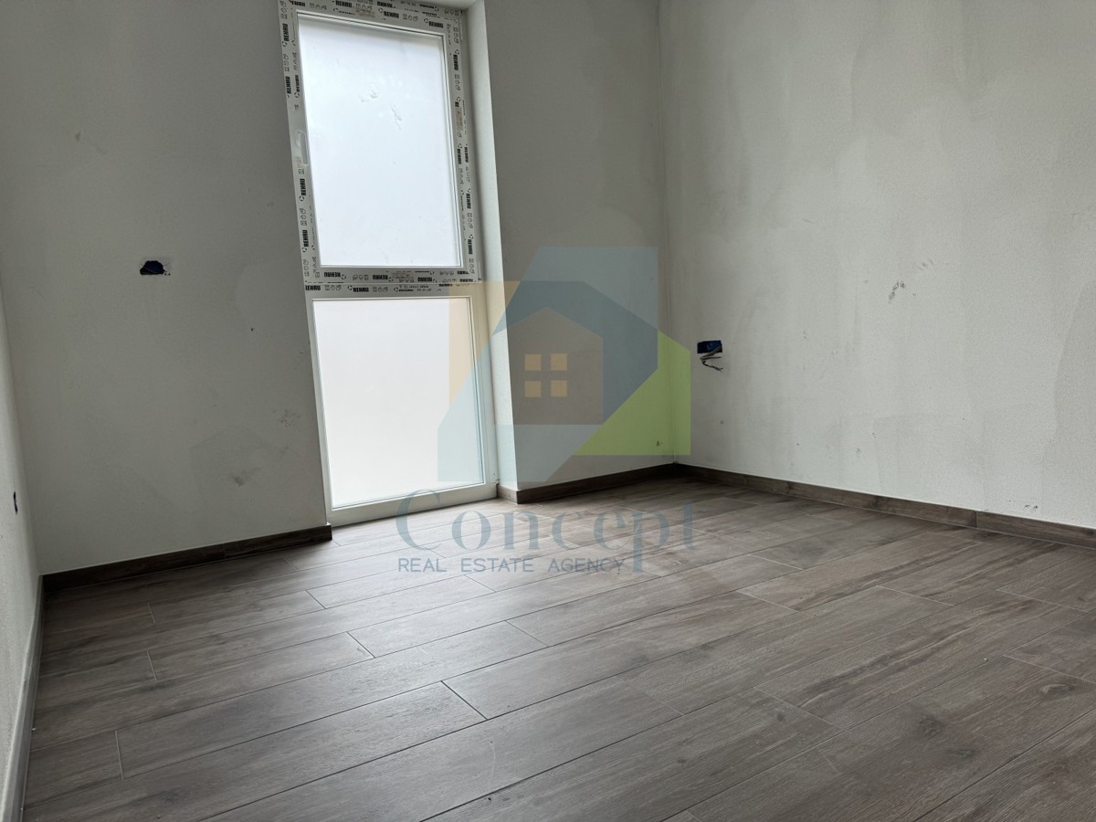 Umag, okolica, Luksuzni dvoetažni stan s krovno teraso, 300 m od morja