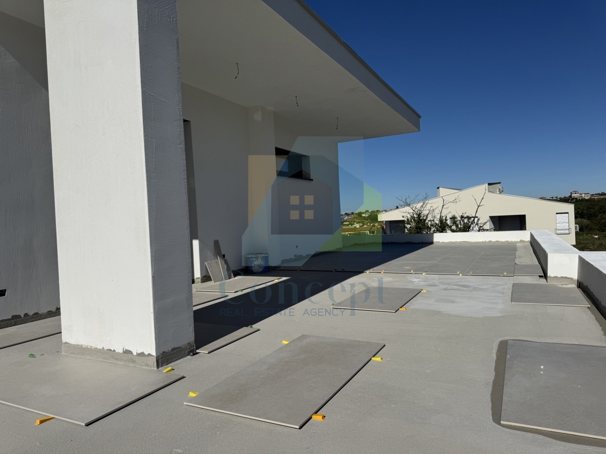 Umag, okolica, Luksuzni dvoetažni stan s krovno teraso, 300 m od morja