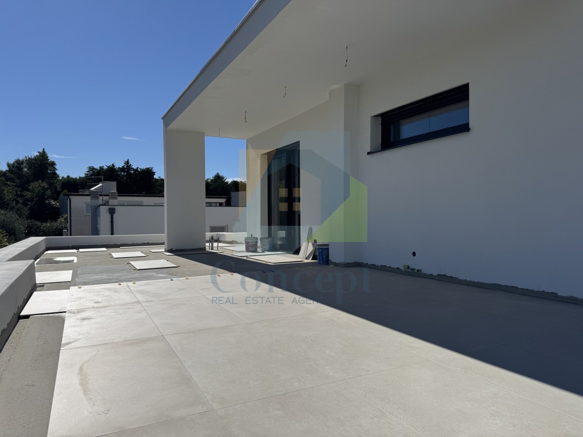 Umag, okolica, Luksuzni dvoetažni stan s krovno teraso, 300 m od morja