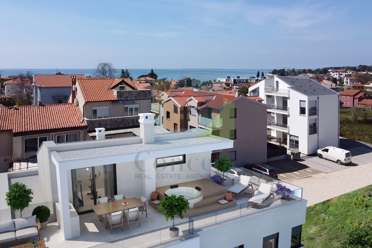 Umag, okolica, Luksuzni dvoetažni stan s krovno teraso, 300 m od morja