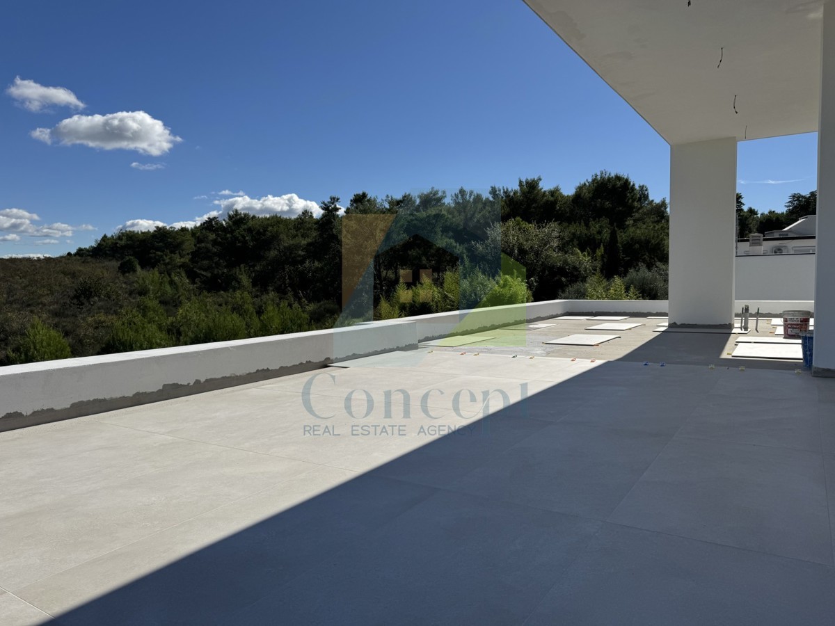 Umag, okolica, Luksuzni dvoetažni stan s krovno teraso, 300 m od morja