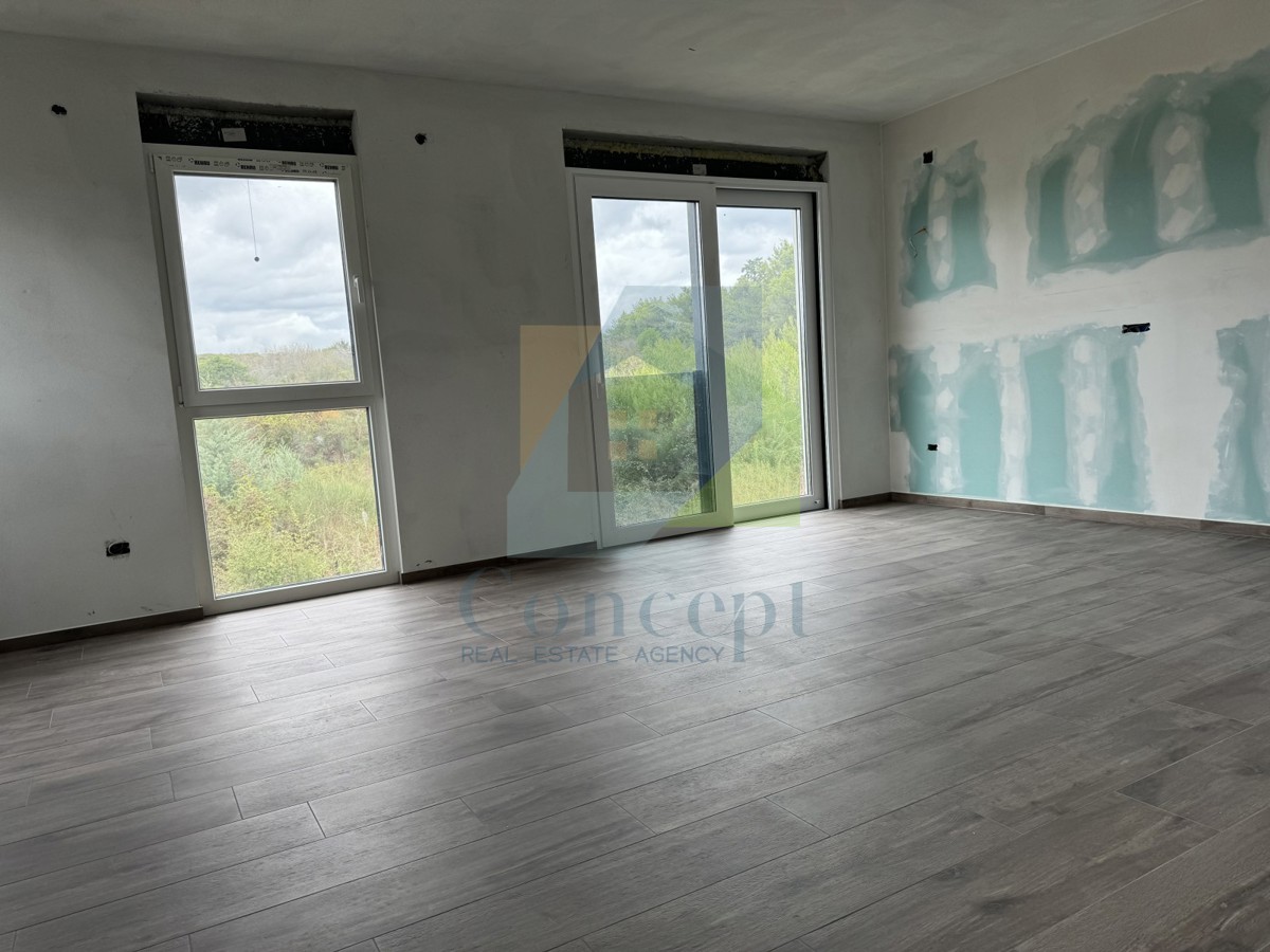 Umag, okolica, Luksuzni dvoetažni stan s krovno teraso, 300 m od morja