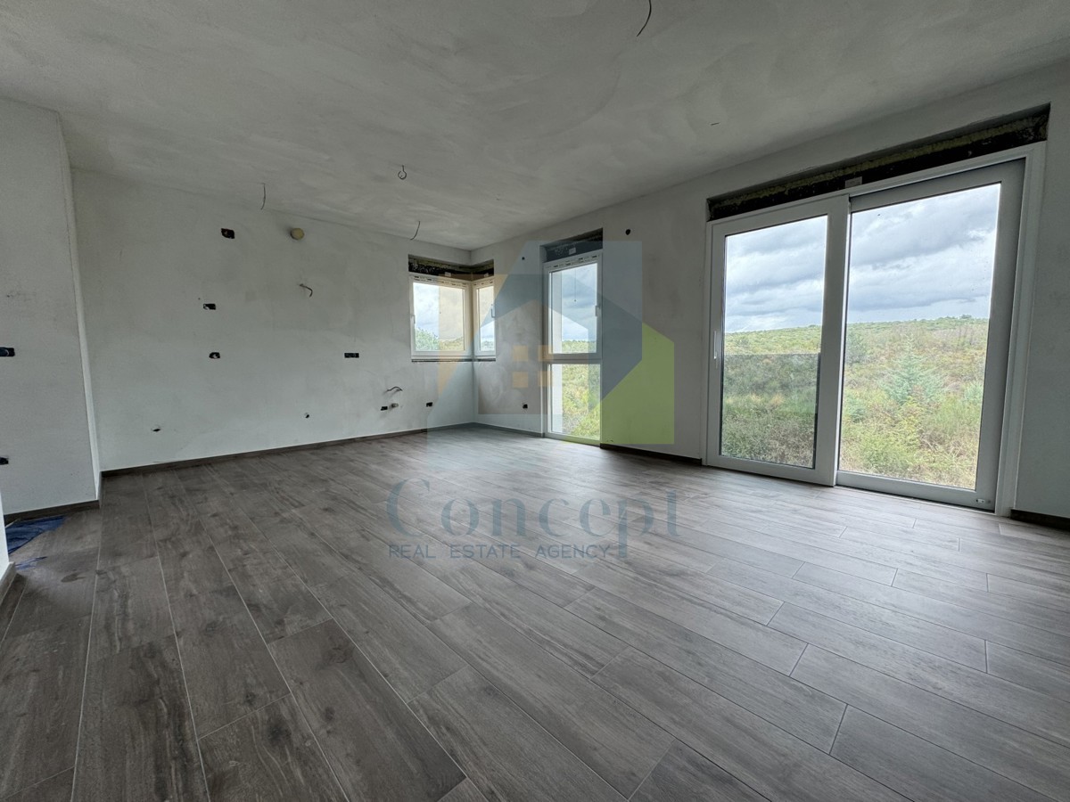 Umag, okolica, Luksuzni dvoetažni stan s krovno teraso, 300 m od morja