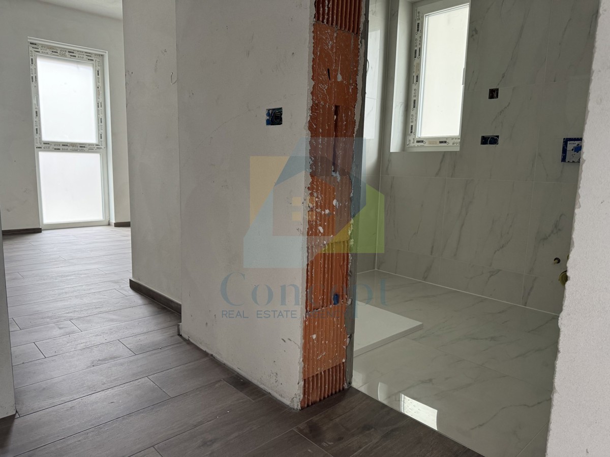 Umag, okolica, Luksuzni dvoetažni stan s krovno teraso, 300 m od morja