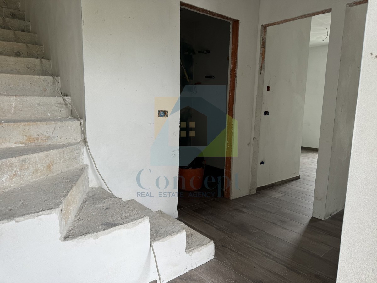 Umag, okolica, Luksuzni dvoetažni stan s krovno teraso, 300 m od morja