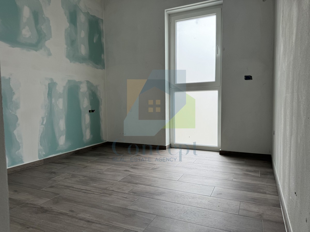 Umag, okolica, Luksuzni dvoetažni stan s krovno teraso, 300 m od morja