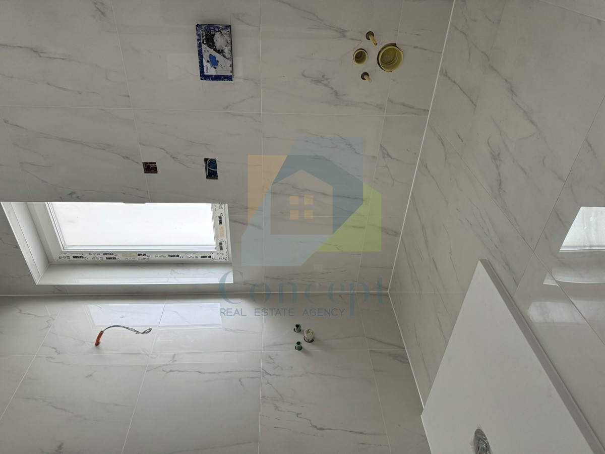 Umag, okolica, Luksuzni dvoetažni stan s krovno teraso, 300 m od morja