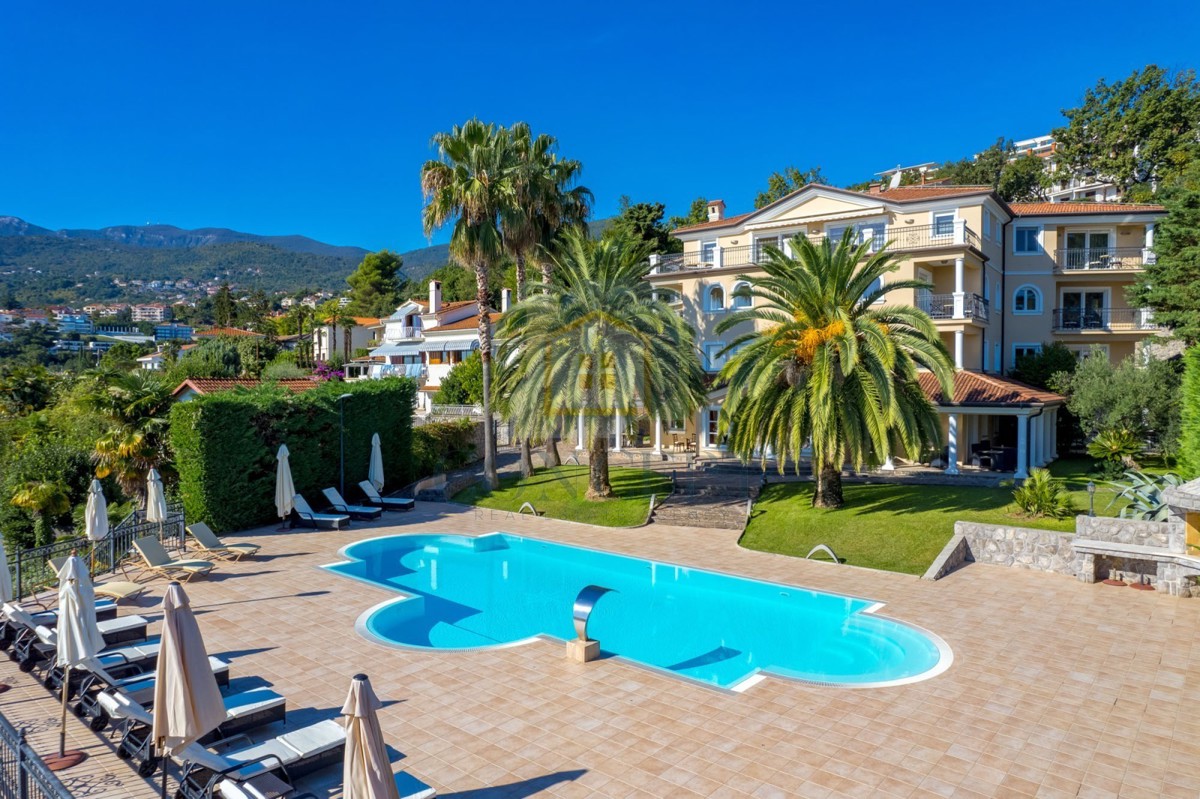 Opatija, Hotel z do 13 apartmaji in bazenom, 40 m od morja