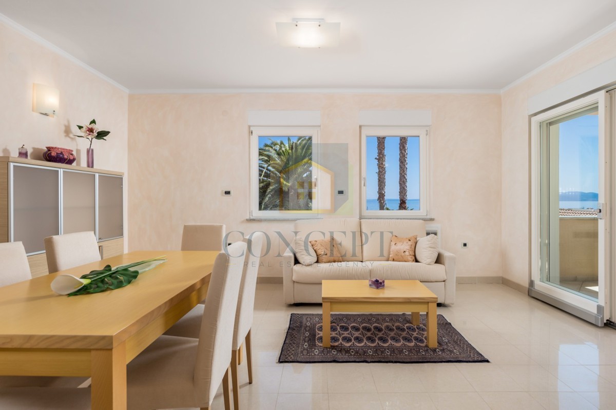 Opatija, Hotel z do 13 apartmaji in bazenom, 40 m od morja