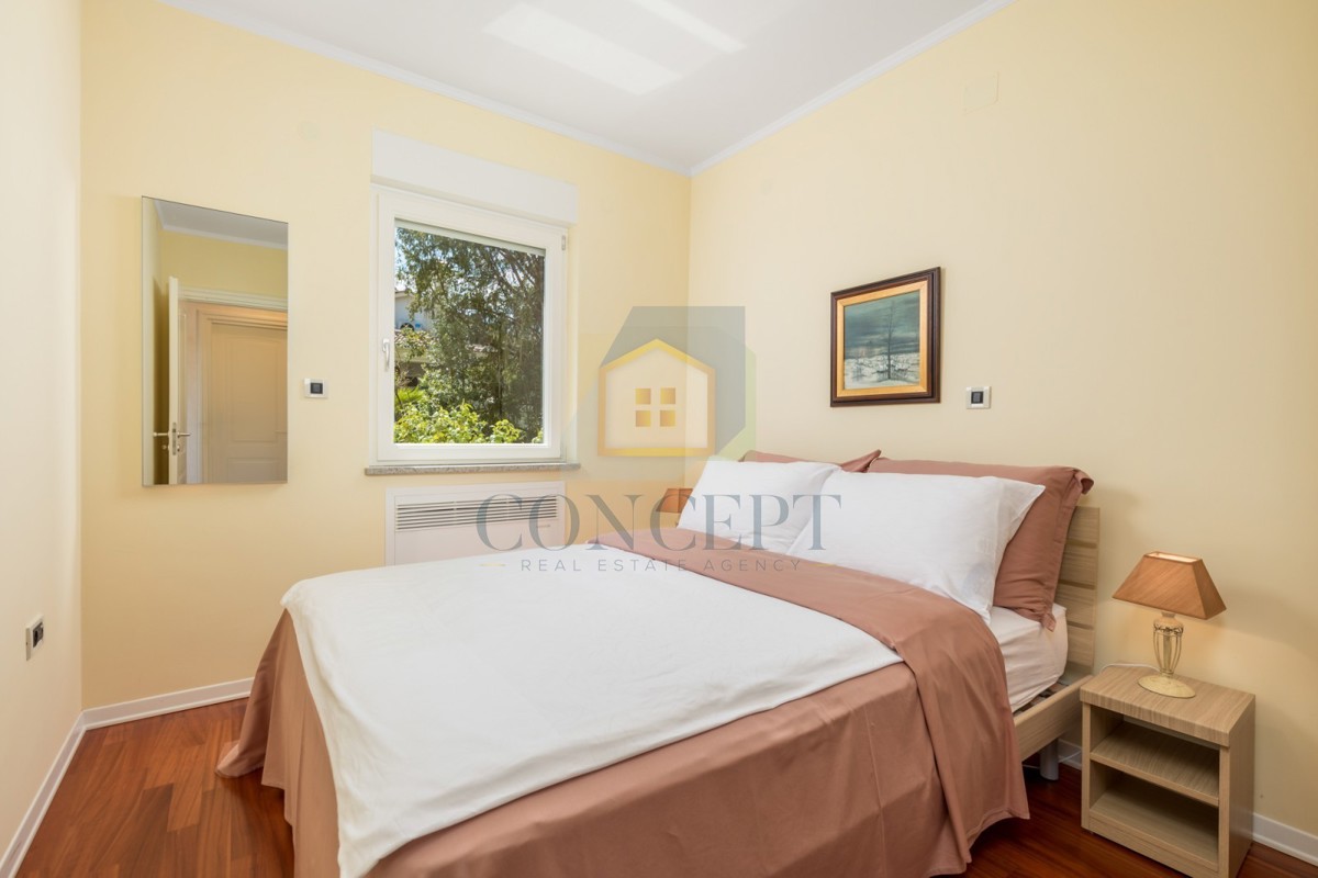 Opatija, Hotel z do 13 apartmaji in bazenom, 40 m od morja