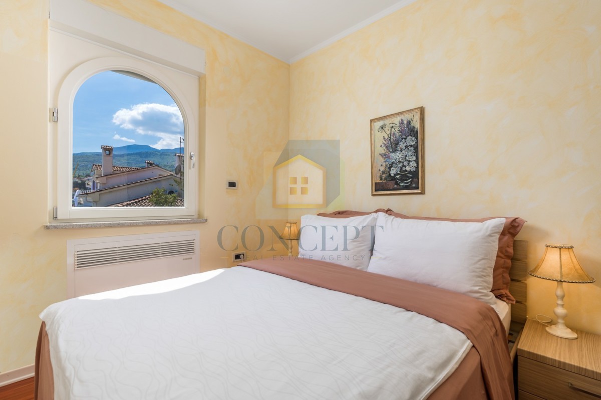 Opatija, Hotel z do 13 apartmaji in bazenom, 40 m od morja