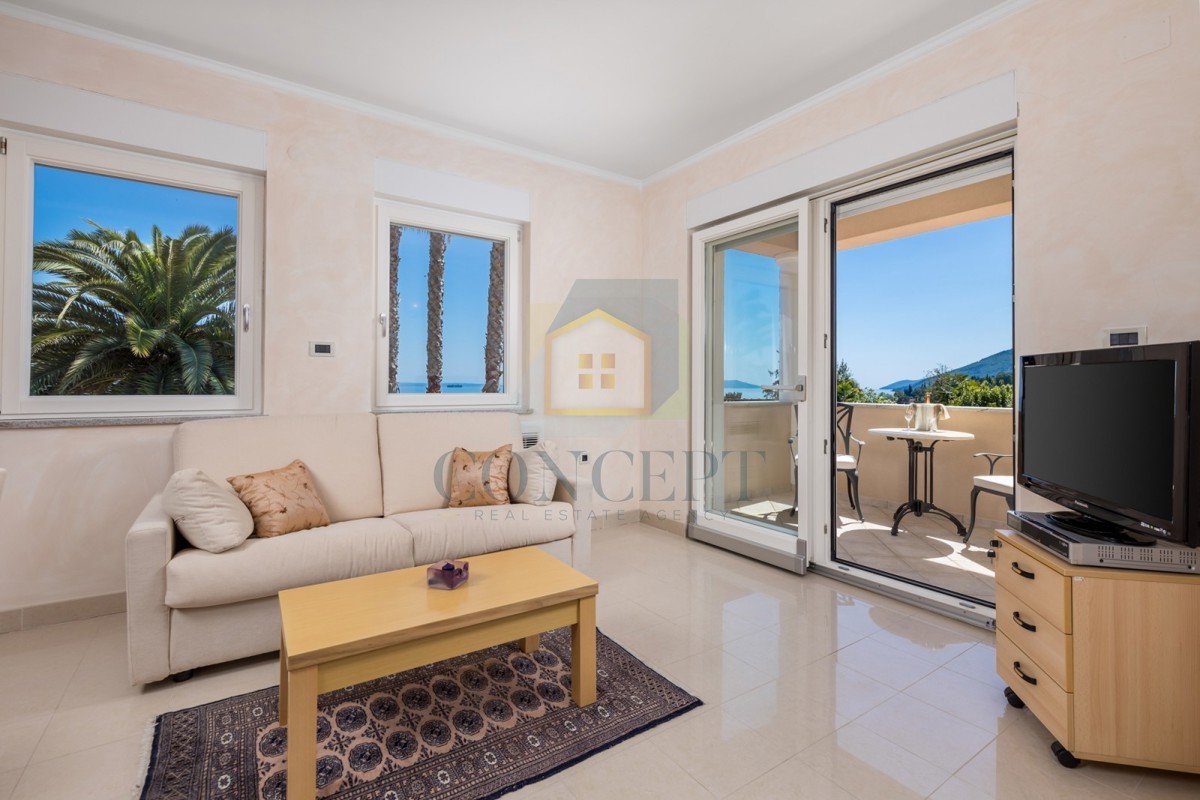 Opatija, Hotel z do 13 apartmaji in bazenom, 40 m od morja