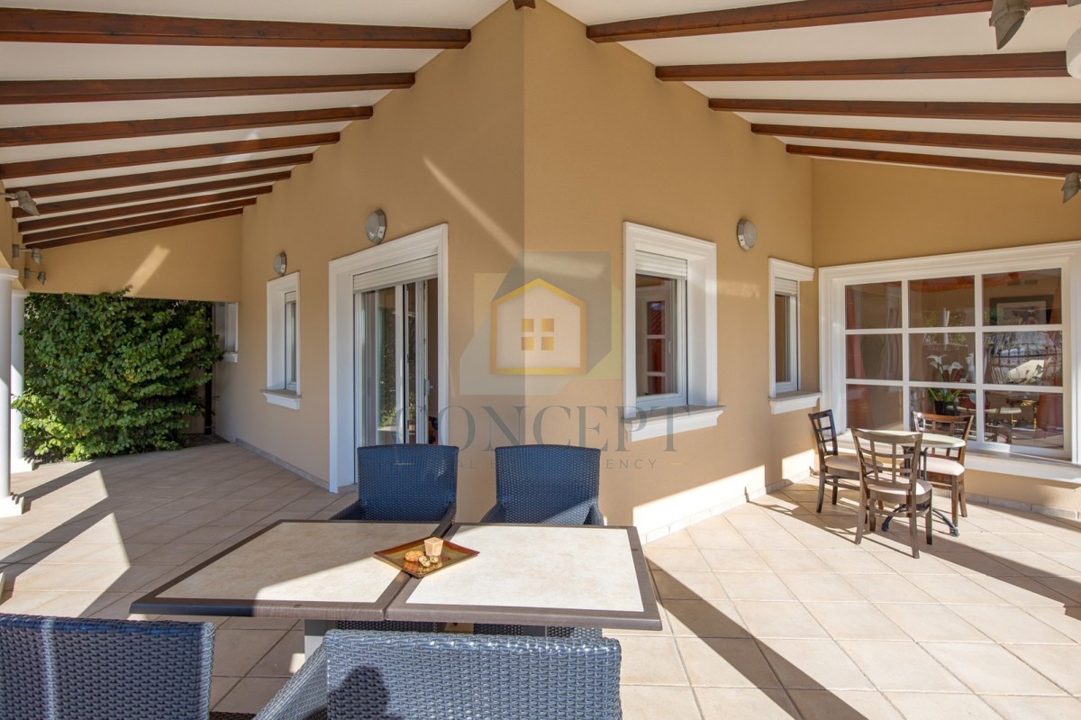 Opatija, Hotel z do 13 apartmaji in bazenom, 40 m od morja