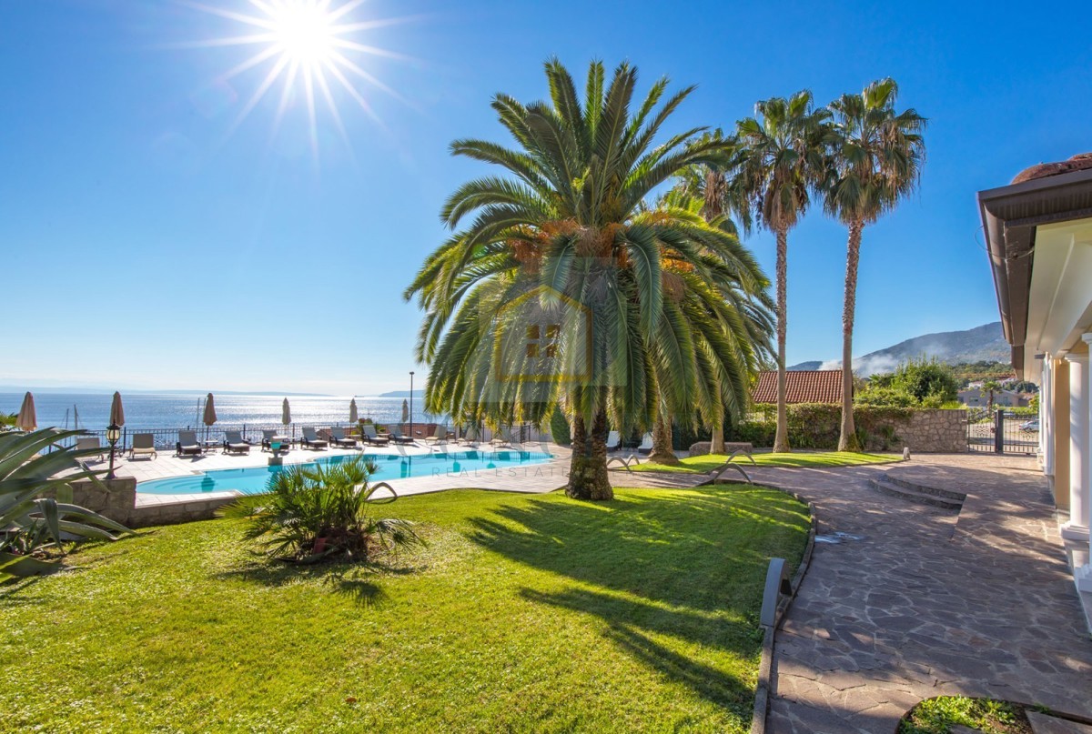 Opatija, Hotel z do 13 apartmaji in bazenom, 40 m od morja