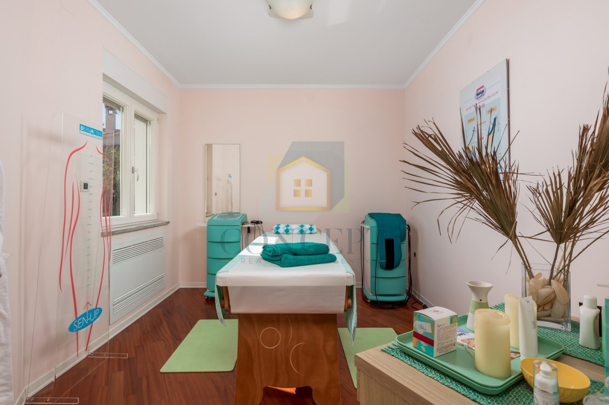 Opatija, Hotel z do 13 apartmaji in bazenom, 40 m od morja