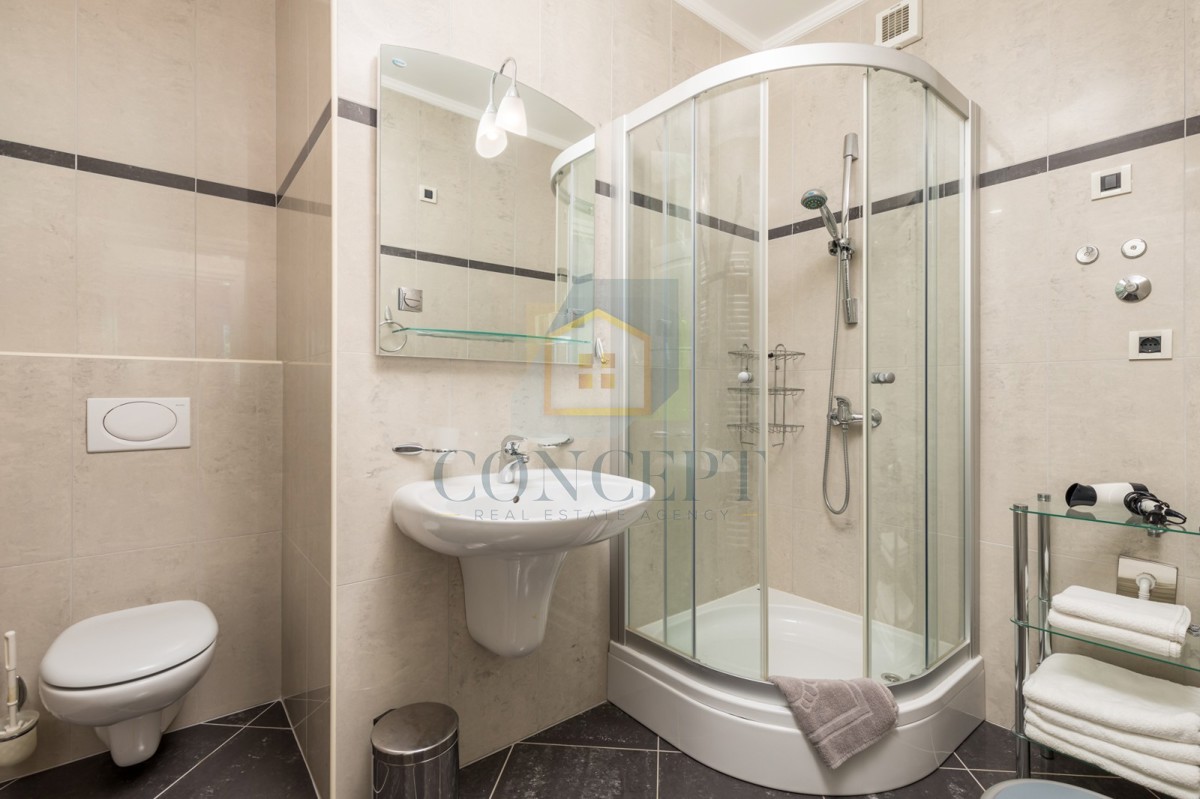 Opatija, Hotel z do 13 apartmaji in bazenom, 40 m od morja