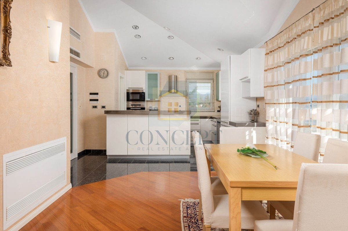 Opatija, Hotel z do 13 apartmaji in bazenom, 40 m od morja