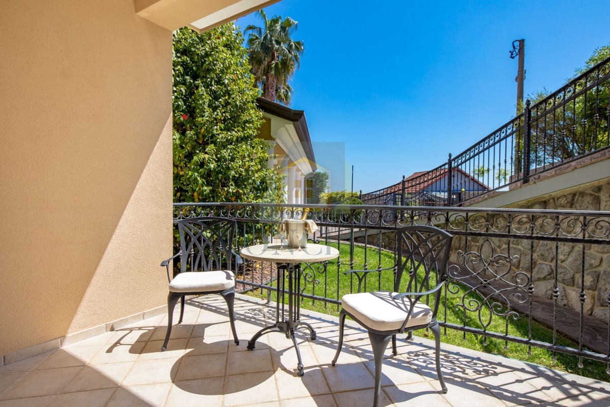 Opatija, Hotel z do 13 apartmaji in bazenom, 40 m od morja