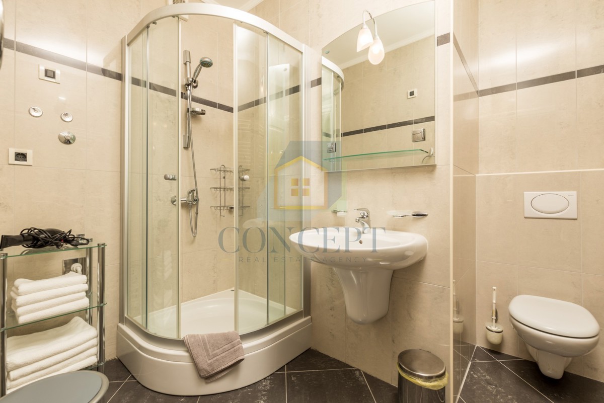 Opatija, Hotel z do 13 apartmaji in bazenom, 40 m od morja