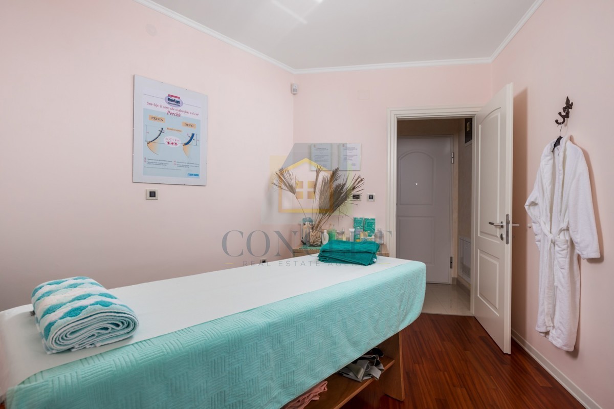 Opatija, Hotel z do 13 apartmaji in bazenom, 40 m od morja