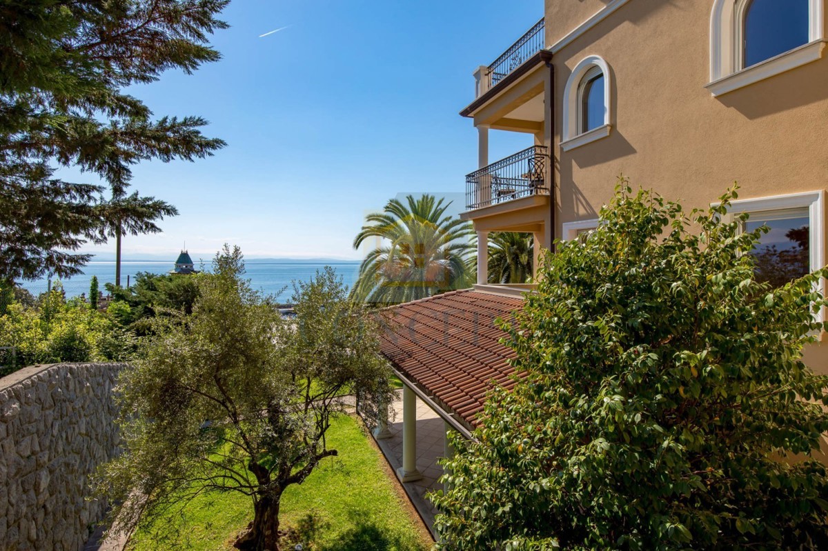 Opatija, Hotel z do 13 apartmaji in bazenom, 40 m od morja