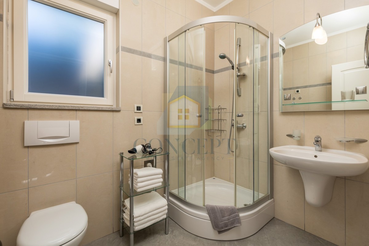 Opatija, Hotel z do 13 apartmaji in bazenom, 40 m od morja