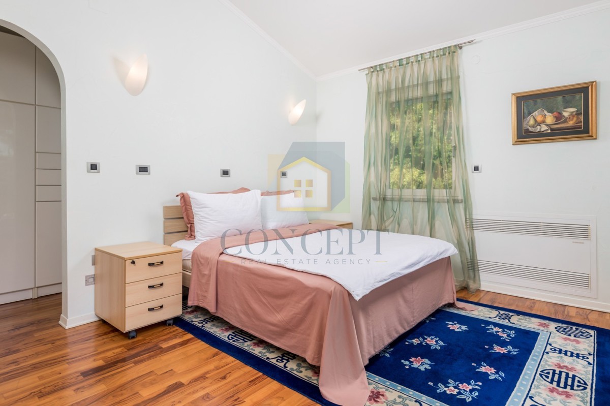 Opatija, Hotel z do 13 apartmaji in bazenom, 40 m od morja