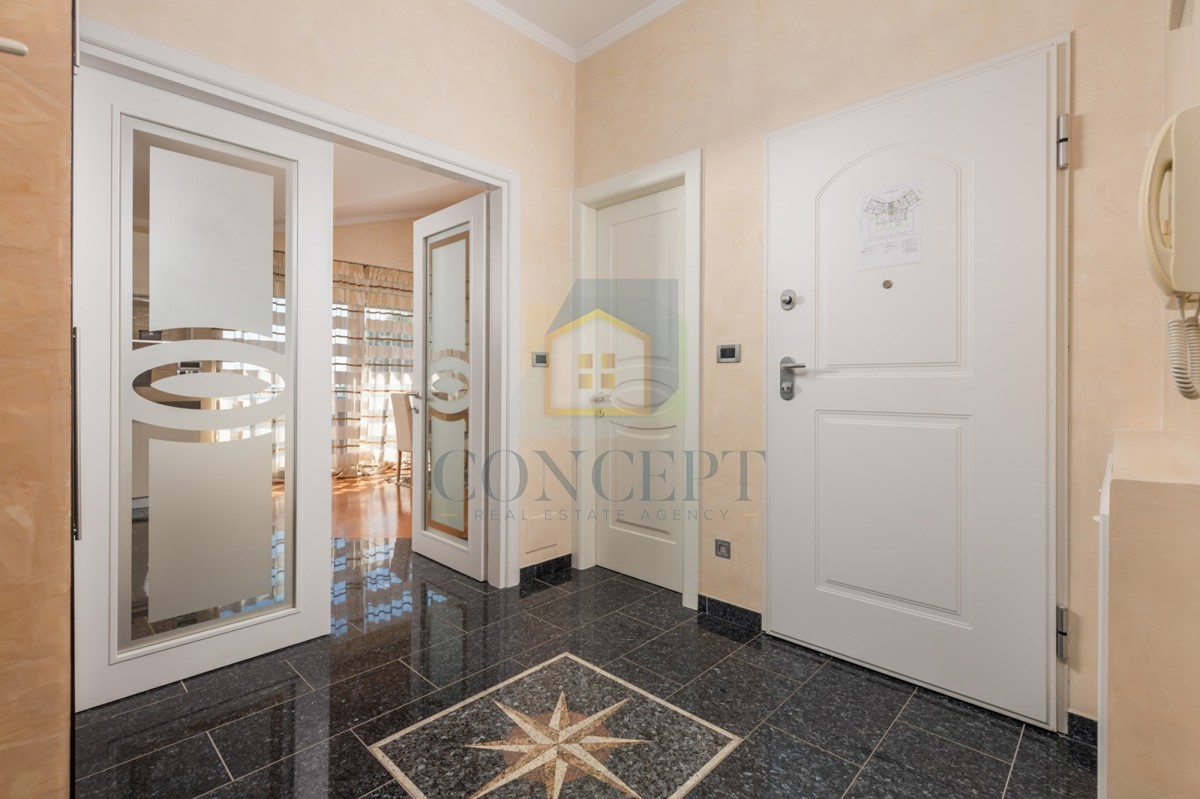 Opatija, Hotel z do 13 apartmaji in bazenom, 40 m od morja