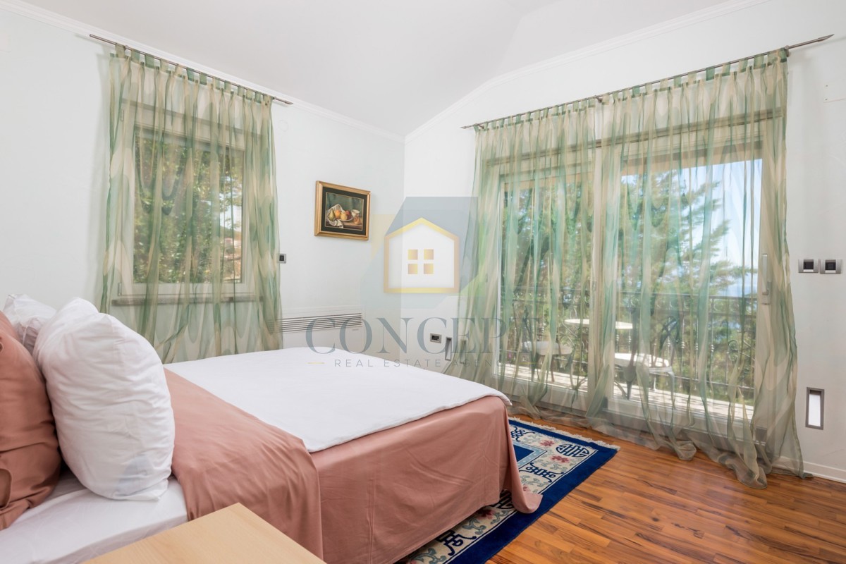 Opatija, Hotel z do 13 apartmaji in bazenom, 40 m od morja