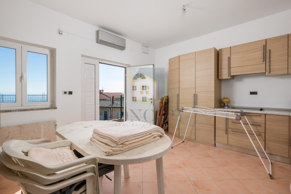 Opatija, Hotel z do 13 apartmaji in bazenom, 40 m od morja