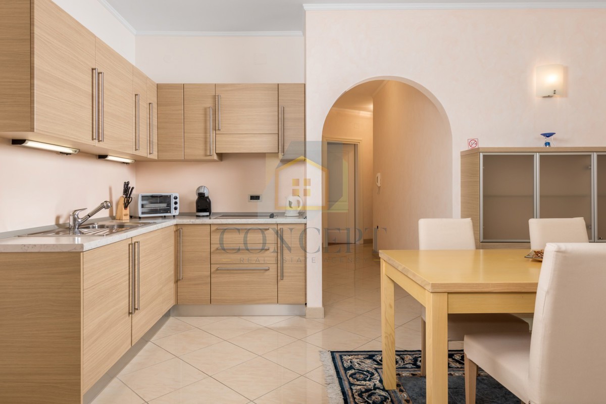 Opatija, Hotel z do 13 apartmaji in bazenom, 40 m od morja