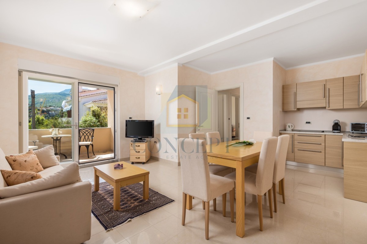 Opatija, Hotel z do 13 apartmaji in bazenom, 40 m od morja
