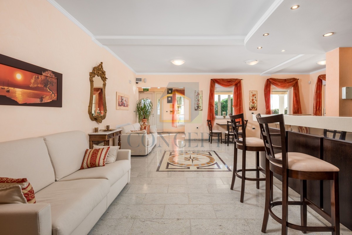 Opatija, Hotel z do 13 apartmaji in bazenom, 40 m od morja