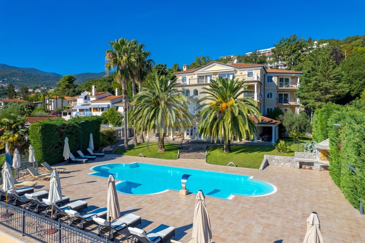 Opatija, Hotel z do 13 apartmaji in bazenom, 40 m od morja