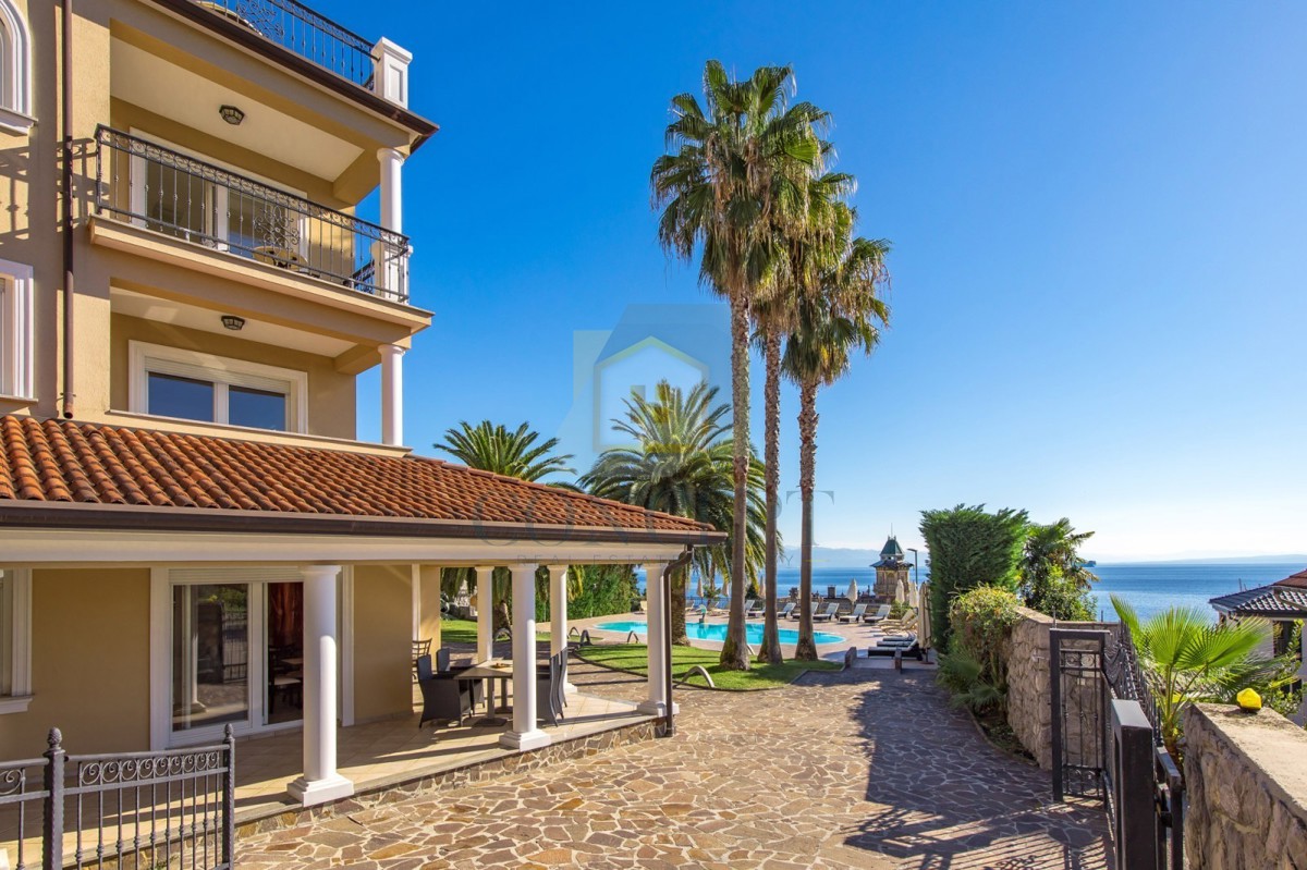 Opatija, Hotel z do 13 apartmaji in bazenom, 40 m od morja