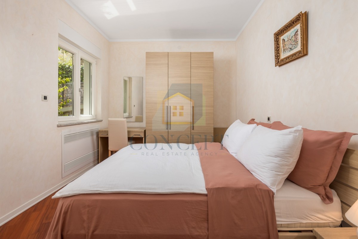 Opatija, Hotel z do 13 apartmaji in bazenom, 40 m od morja