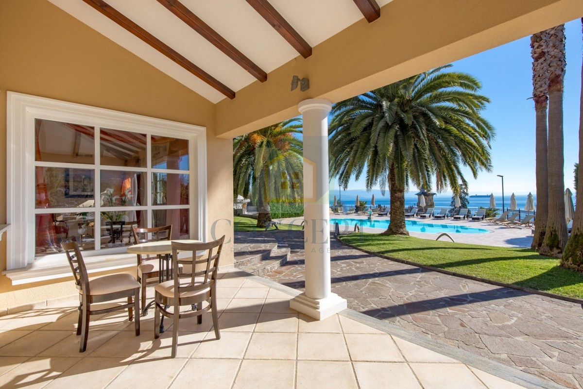 Opatija, Hotel z do 13 apartmaji in bazenom, 40 m od morja