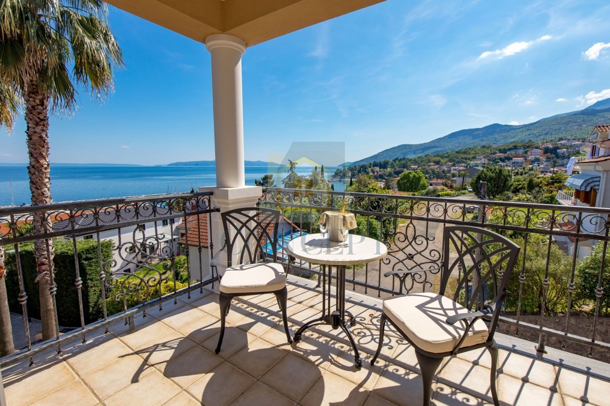 Opatija, Hotel z do 13 apartmaji in bazenom, 40 m od morja