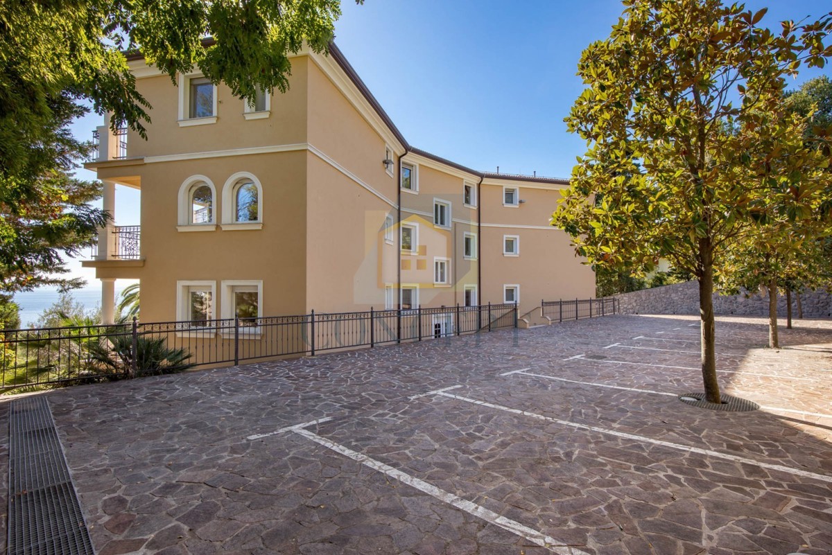 Opatija, Hotel z do 13 apartmaji in bazenom, 40 m od morja