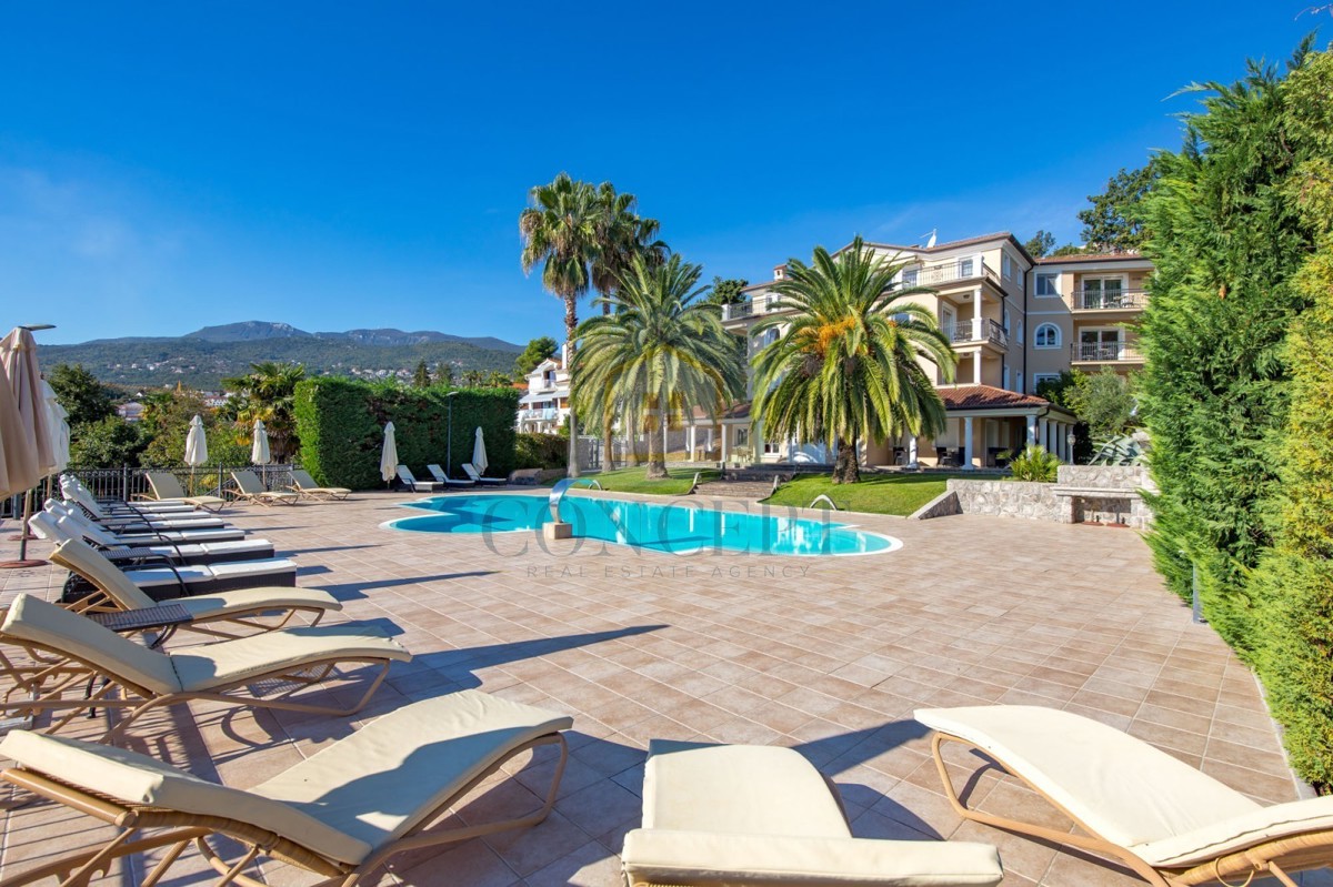 Opatija, Hotel z do 13 apartmaji in bazenom, 40 m od morja