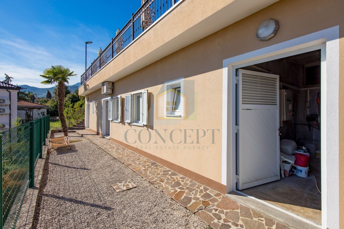 Opatija, Hotel z do 13 apartmaji in bazenom, 40 m od morja